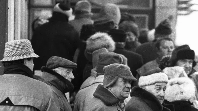 Záběr z Bratislavy ze 4. února 1993 – lidé ve frontě čekají, aby si mohli vyměnit bývalé federální československé peníze za okolkované.