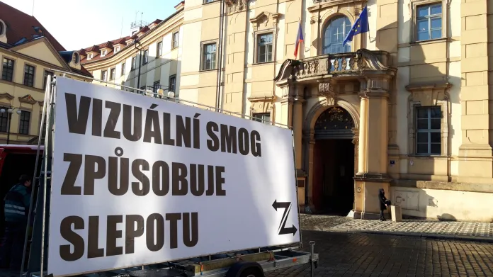 Nápisy odsuzující přemíru reklamy s logem skupiny Ztohoven před pražským magistrátem v listopadu 2019