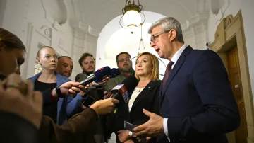 Místopředsedkyně ANO Alena Schillerová a místopředseda Karel Havlíček po jednání ANO s Motoristy a SPD