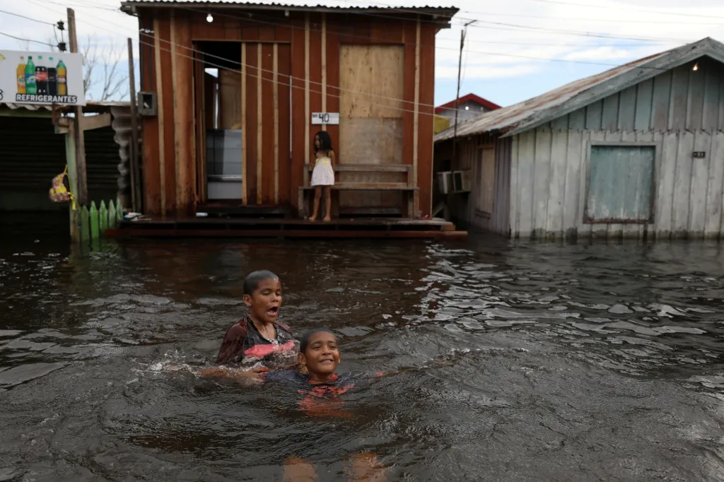 Koncem loňského roku se brazilské město Manaus stalo epicentrem pandemie. V současné době město prochází rozsáhlými záplavami