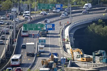 Na rozkopaném Barrandovském mostě byl první den provoz klidný, kolony vznikaly jen na objízdných trasách