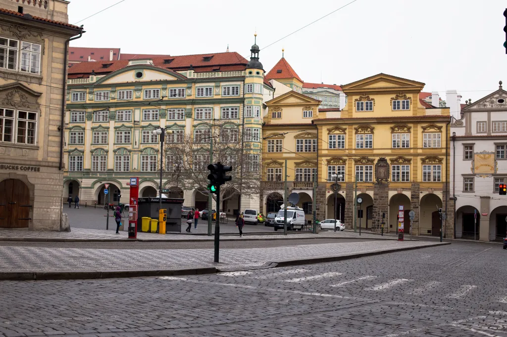 Na Malostranském náměstí čekalo pár jedinců na tramvaj. O něco výše čekal štáb zpravodajství České televize na svého hosta