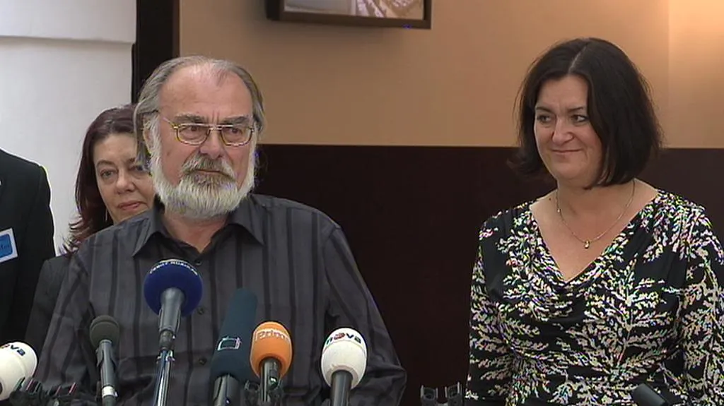 Jan Svatoš při předání petice v Poslanecké sněmovně