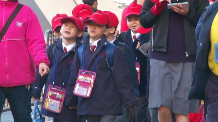 Čínští školáci míří do své hongkongské školy