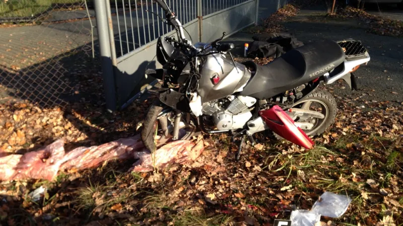 Pod motorkou ležel kus igelitu