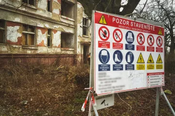 Při demolici budov kontaminoval milovický areál azbest, uvedl státní zástupce. Případ šetří policie