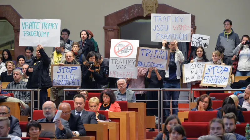 Piráti zorganizovali při jednání zastupitelstva happening proti politickým trafikám