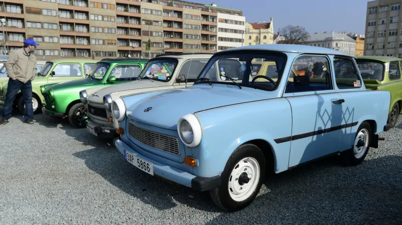 Sraz majitelů trabantů na Letenské pláni v Praze