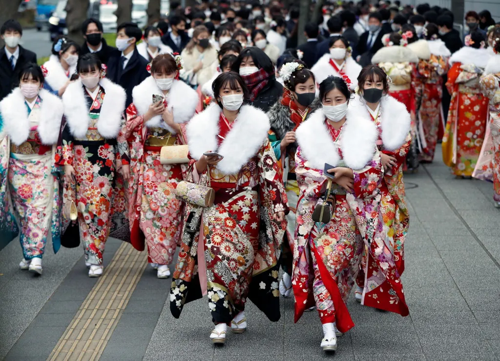 Mladí Japonci během státního svátku Dne dospělosti oslavují v ulicích města Jokohama