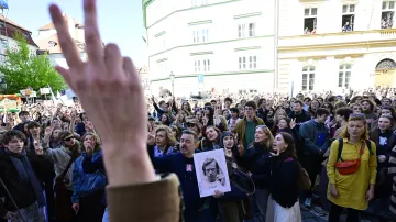Protestní pochod studentů středních a vysokých škol k ministerstvu kultury na podporu veřejnoprávních médií