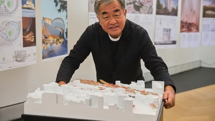 Architekt Kengo Kuma se svým vítězným návrhem na podobu Moravského židovského muzea Mehrin