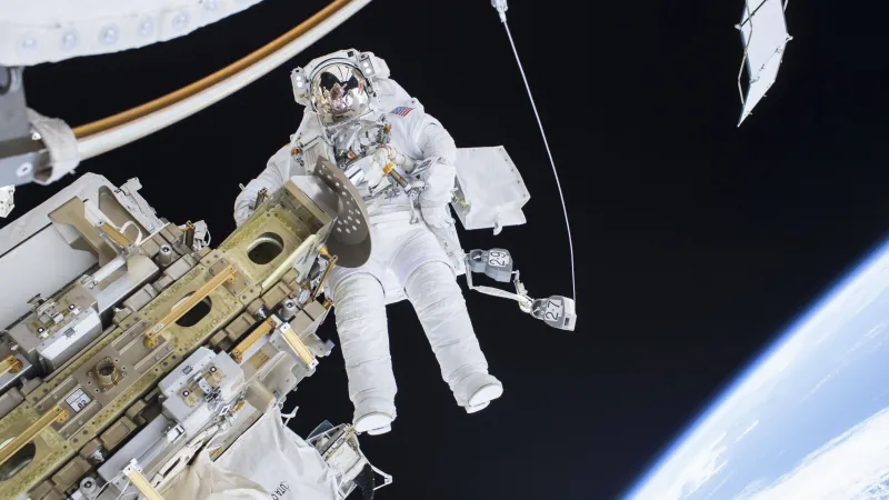 Práce vně Mezinárodní vesmírné stanice
