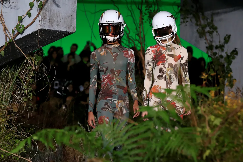 Modelky představují návrhy z kolekce módního designéra Virgila Abloha během mužského Fashion Weeku v Paříži