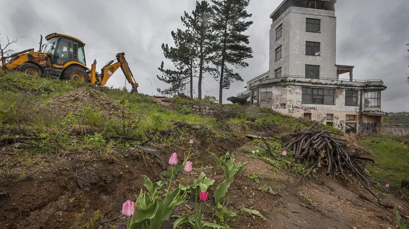 Na Barrandovských terasách řádí bagry. Je možné, že slavná a zchátralá památka znovu vzkvete.