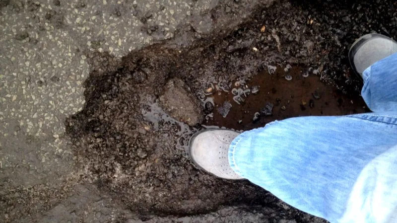 Výmol na silnici č. 268 v Ralsku na Českolipsku