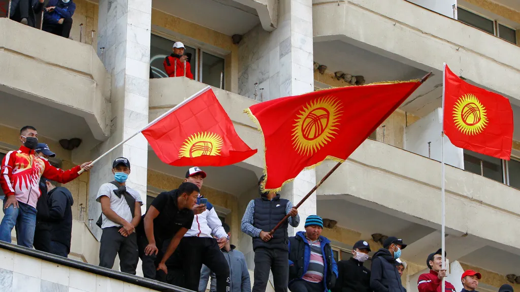Příznivci premiéra Žaparova na shromáždění v Biškeku