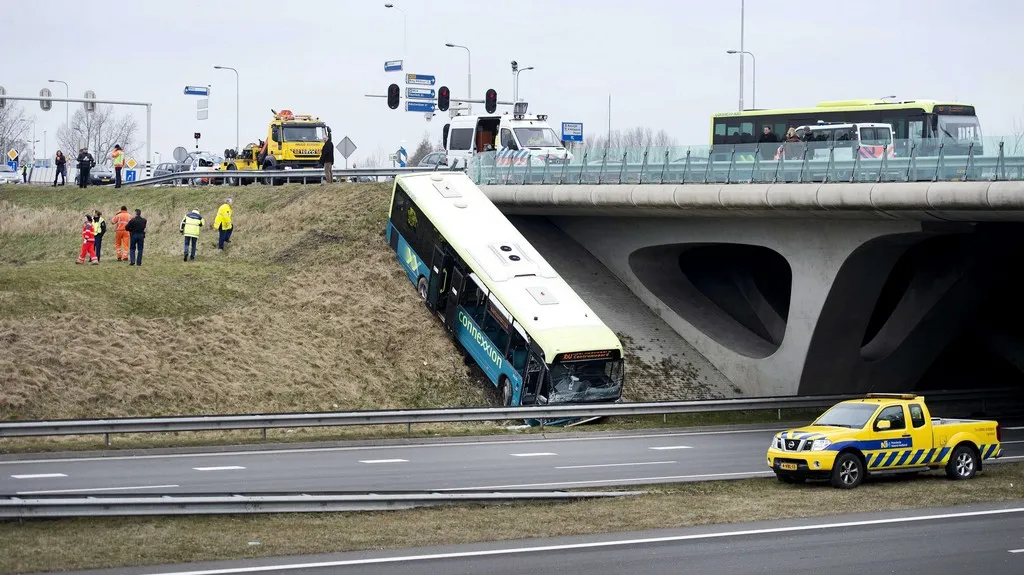 Nehoda autobusu u nizozemského Alkmaaru (březen 2013)
