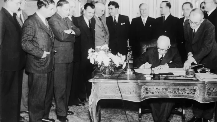 Edvard Beneš podepisuje 24. října 1945 dekrety o znárodnění