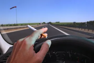 Kde všude zakázat kouření? Podle poslanců i v autě, které veze dítě