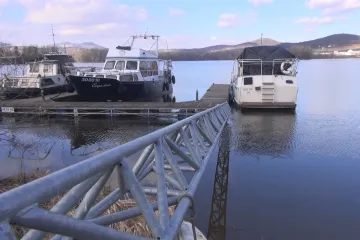 Labe se plní turisty na lodích, vzniká pro ně síť přístavišť
