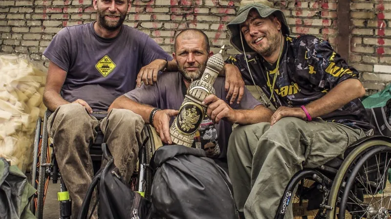 Filip Mergentál, René Vaňo a Tomáš Pučálka zdokumentovali odvážnou cestu dvou vozíčkářů na terénních čtyřkolkách k jezeru Bajkal. Dokument nazvali Dokolakolem.