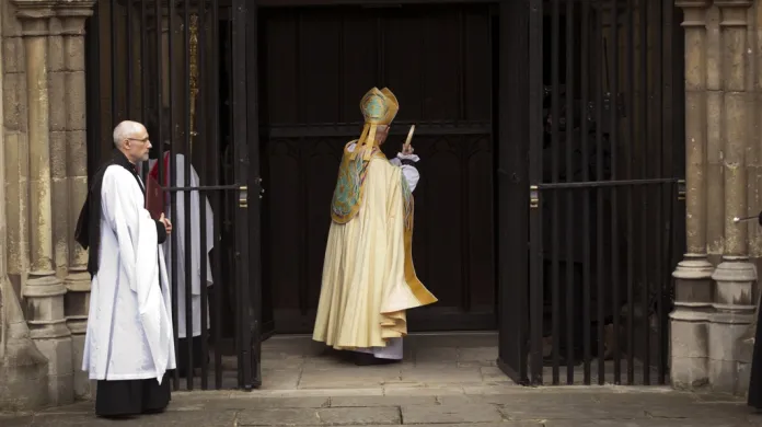 Arcibiskup z Canterbury buší na vrata katedrály