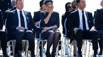 Po příletu do Eindhovenu oběti uctil královský pár a premiér