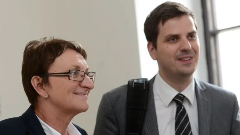 Salačovou celý den grilovali obhájci