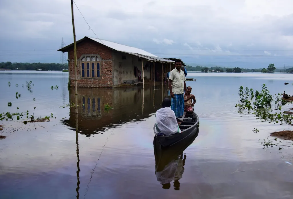 Opakované záplavy nutí vesničany v okolí Nagaonu (Indie) stěhovat se a hledat bezpečnější místo k životu
