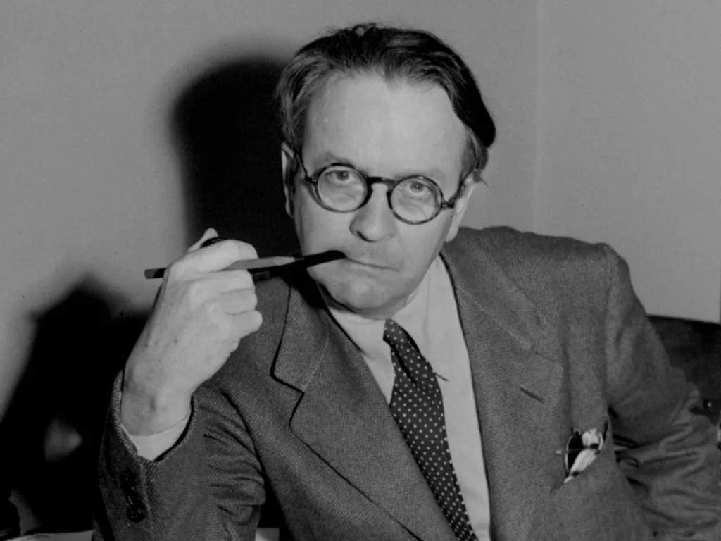 Raymond Chandler se živil všelijak. Sloužil v americké armádě a pokoušel se obchodovat. Psal básně, prozaické texty začal publikovat nejprve v šestákových časopisech a v roce 1938 ve svém prvním románu Hluboký spánek představil soukromého detektiva Phila Marlowa, skeptického cynika se smyslem pro čest. Na prahu padesátky se tak Chandler stal tvůrcem drsné školy americké detektivky