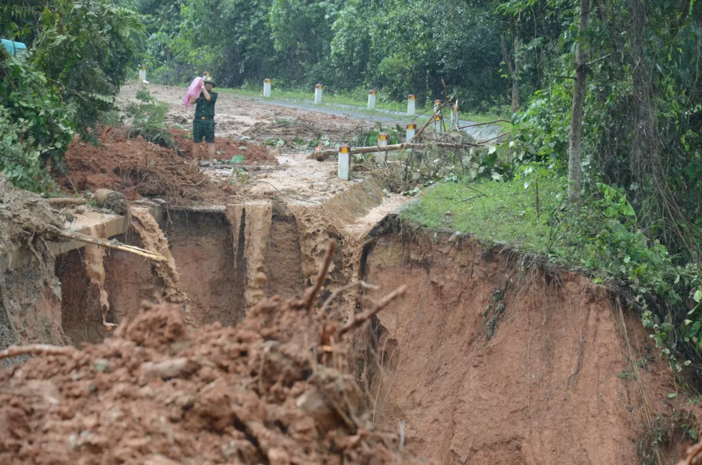 Záplavy ve Vietnamu postihl celý střed země. Velká voda si vyžádal desítky obětí a stovky osob se pohřešují