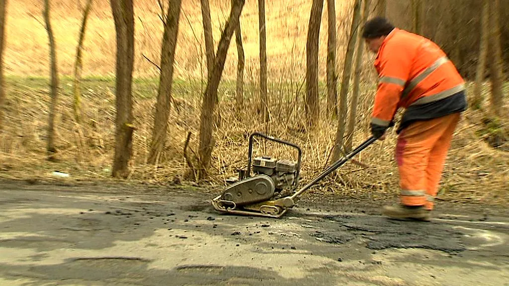 Oprava silnice studenou směsí