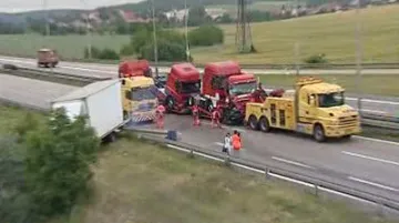 Nehoda kamionů na dálnici