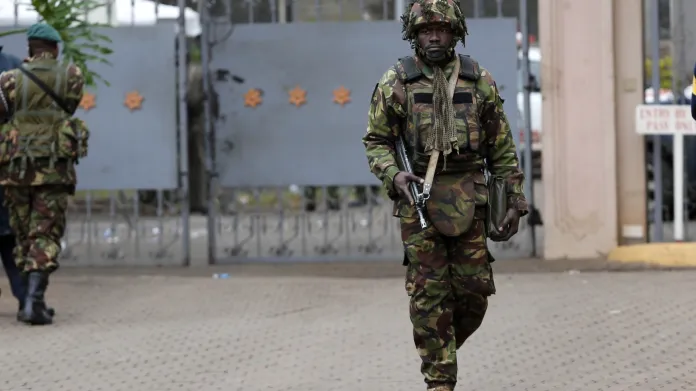 Keňští vojáci dál prohledávají nákupní centrum v Nairobi