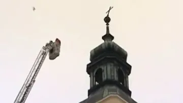 Hasiči odstranili kříž z věže kostela, hrozil spadnutím