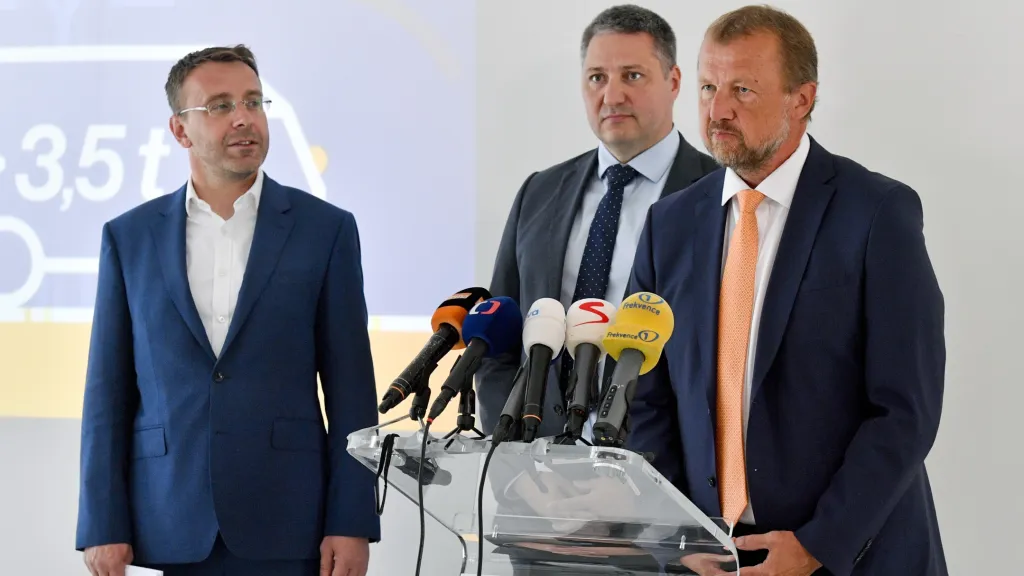 Ministr Vladimír Kremlík, ředitel CzechToll Matej Okáli a Václav Nestrašil z ŘSD