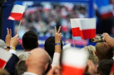 V polských volbách vede po sečtení 99 procent okrsků vládnoucí PiS, většinu ale zřejmě složí opozice