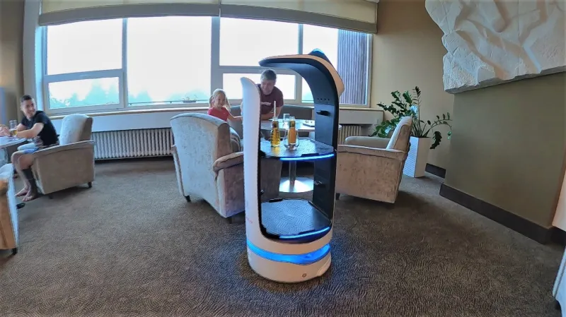Robot přiveze ke stolu nápoje i jídlo