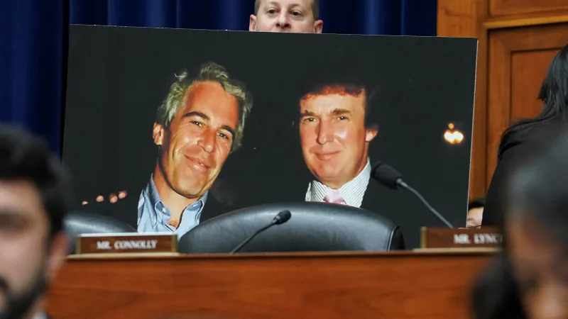Fotografie, na které je snímek z roku 1977 s Jeffreym Epsteinem a současným prezidentem USA Donaldem Trumpem