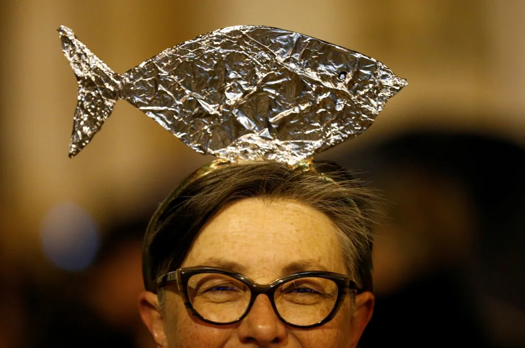 Jeden z účastníků demonstrace pořádané „Sardinkami“,  italským hnutím, které vystupuje proti šéfovi nacionalistické Ligy Matteovi Salvinimu