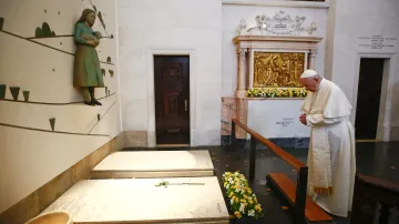 Papež František se modlí u hrobů dvou fátimských pasáčků