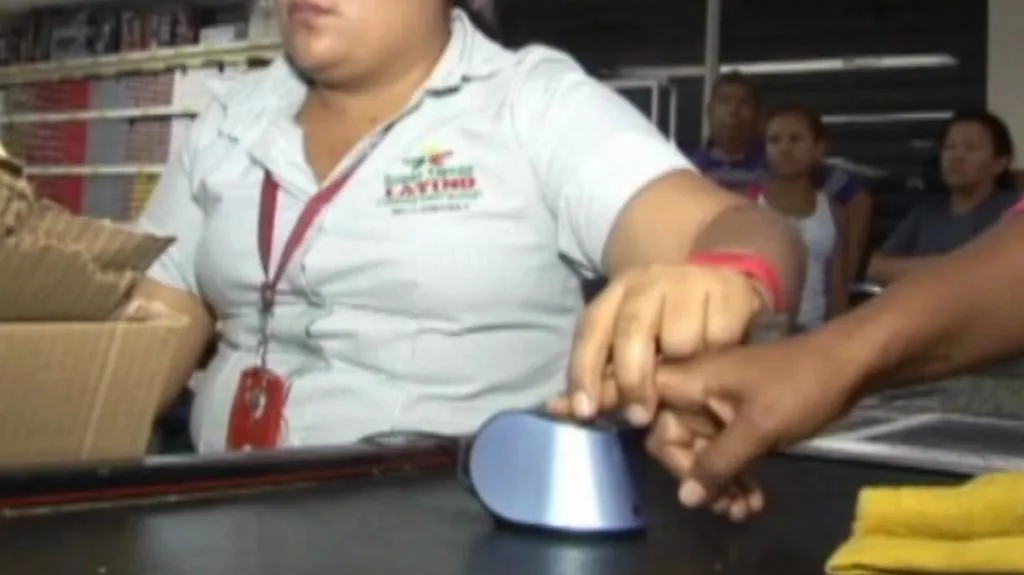 Venezuela kontroluje nakupování na příděl pomocí otisků prstů