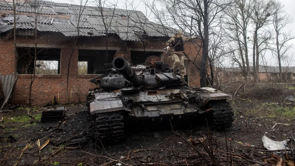Ukrajinský voják u zničeného ruského tanku