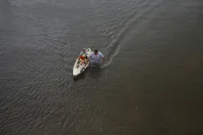 „Zcela nás obklopila voda,“ říká uvázlá Texasanka. Na pomoc se čeká na střechách