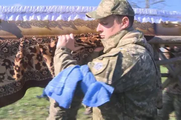 Bojovat nemusel, ale šel. Ukrajinská vesnice se rozloučila s padlým