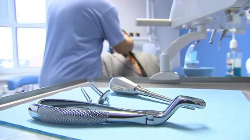 Zubaři kritizují nutný souhlas obou rodičů