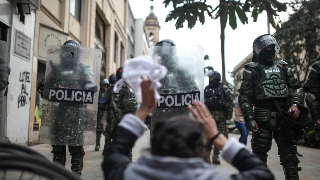 Sobotní policejní zásah proti demonstrantům v Bogotě