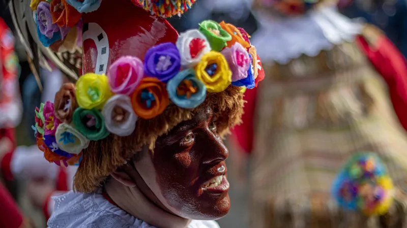 Pestrobarevný průvod maškar ve skanzenu Veselý Kopec na Chrudimsku