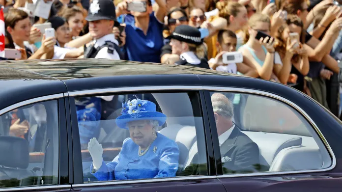 Královna Alžběta II. a princ Charles přijíždí do parlamentu