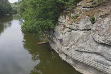 Na stezce kolem řeky Lužnice obnovují visutou lávku